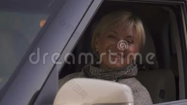 微笑高级女开窗车，女汽车司机，沙龙<strong>试驾</strong>